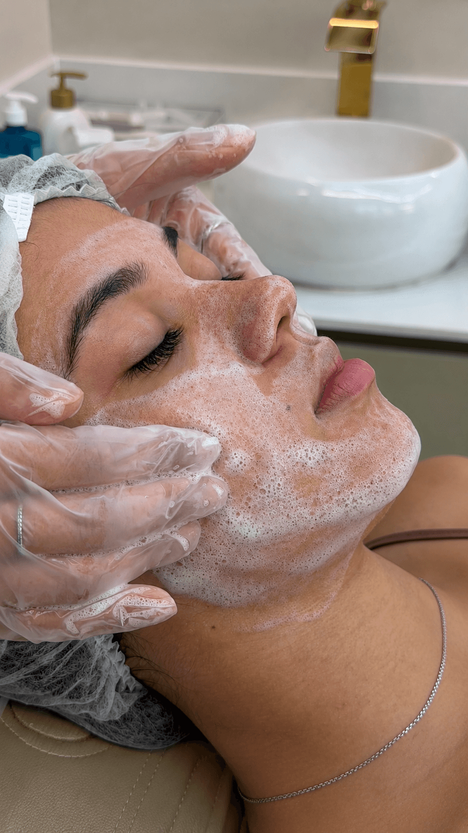 Profissional realizando uma limpeza de pele cuidadosa em uma cliente